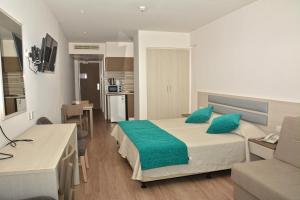 Melini Hotel Suites في بروتاراس: غرفة نوم مع سرير وغرفة معيشة