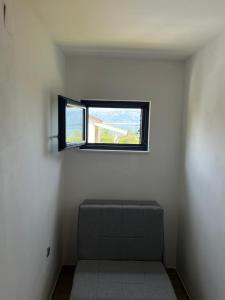a room with a window in a white wall at Apartments Linic in Nin