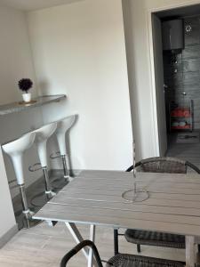 a table and chairs in a room with a kitchen at Apartments Linic in Nin