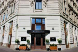 un edificio bianco con ingresso ad un negozio di Hotel Memories Budapest a Budapest