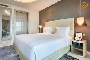 Keyplease New 1 BR Apt in Paramount Towers by Damac 4803 في دبي: غرفة نوم مع سرير أبيض كبير في غرفة