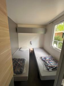Posteľ alebo postele v izbe v ubytovaní Mobil Home du Lac - Camping 4 Étoiles + 27 fotografií