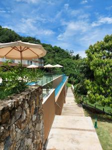 Swimmingpoolen hos eller tæt på Apartamento 3 suítes Camburi