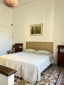 ペーザロにあるVagabunda Sea & Gardenのベッドルーム1室(ベッド1台付)が備わります。壁に絵が飾られています。