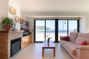 - un salon avec un canapé et une cheminée dans l'établissement Lets Holidays apartment Can Telm, à Tossa de Mar