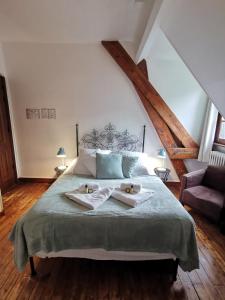 1 dormitorio con 1 cama con 2 toallas en Hotel La Résidence Manoir De La Salamandre, en Étretat
