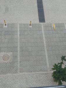 um piso de azulejo com três pólos em cima em The Yellow Brick Apartment em Tbilisi