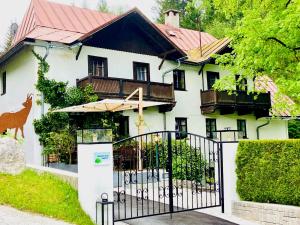 een huis met een hek ervoor bij Mariazeller Resort Landliebe in Mariazell