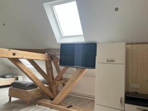 a flat screen tv sitting on top of a room at Monteurzimmer Ringingen in Erbach