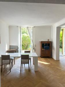 a living room with a white table and chairs at Vagabunda Sea & Garden in Pesaro