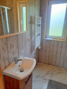 łazienka z umywalką i oknem w obiekcie Domek Na Przełęczy w mieście Wierzbanowa