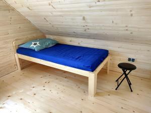 een kamer met een bed in een houten hut bij Domek Na Przełęczy in Wierzbanowa