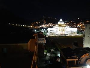 - une vue sur un bâtiment éclairé la nuit dans l'établissement Apartament Egzoni City Center, à Berat