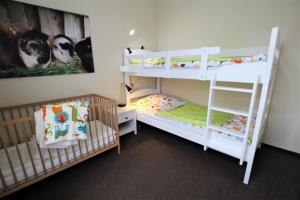 Dos literas en una habitación pequeña con en Teichhauswohnung, en Fehmarn
