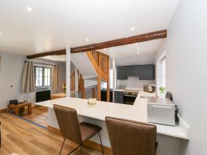 cocina y sala de estar con encimera blanca en Thimble Cottage en Blandford Forum