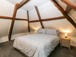 1 dormitorio con 1 cama y 2 lámparas en una mesa en Thimble Cottage en Blandford Forum