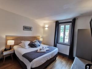 - une chambre avec un grand lit et une fenêtre dans l'établissement Hotel Des Falaises, à Étretat