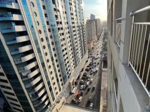 Vista árida de una autopista en una ciudad con edificios altos en Park Azure great apartment by Baku housing, en Baku
