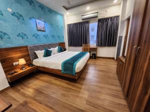 Hotel Golden Palm في باتنا: غرفة نوم بسرير ومكتب في غرفة
