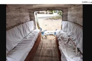 une camionnette avec deux lits et une table. dans l'établissement Tenerife Van Mercedes for drive in Canary island, à Adeje