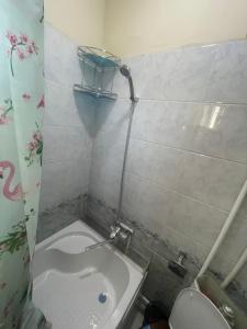 małą łazienkę z toaletą i umywalką w obiekcie KHAN APARTMENTS w Samarkandzie