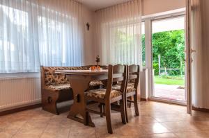 ein Esszimmer mit einem Tisch, Stühlen und einem Fenster in der Unterkunft Slavka's house under Velika planina in Stahovica