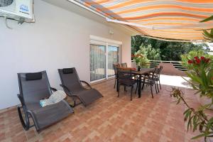a dining room with a table and chairs at Apartments Adrian in Bibinje