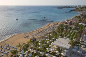 een luchtzicht op een strand met stoelen en parasols bij Constantinos the Great Beach Hotel in Protaras