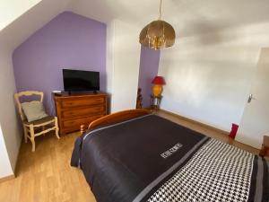 TELLA في بلومور: غرفة نوم مع سرير وخزانة وتلفزيون