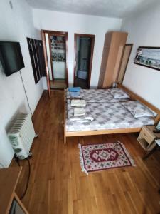 Cette petite chambre comprend un lit et un tapis. dans l'établissement Villa Dudinka, à Ohrid