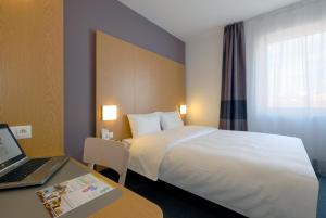 Postel nebo postele na pokoji v ubytování B&B Hotel Prague City