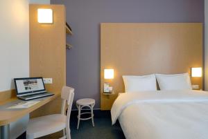 Postel nebo postele na pokoji v ubytování B&B Hotel Prague City