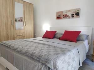 Postel nebo postele na pokoji v ubytování Apartments Helena
