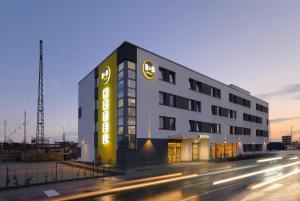 un edificio con un cartel en el costado en B&B Hotel Paderborn, en Paderborn