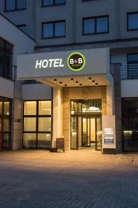 una señal de hotel en la parte delantera de un edificio en B&B Hotel Nowy Targ Centrum, en Nowy Targ