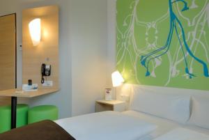 Postel nebo postele na pokoji v ubytování B&B Hotel Paderborn