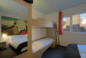 1 Schlafzimmer mit 2 Etagenbetten und einem Fenster in der Unterkunft B&B Hotel Oldenburg in Oldenburg