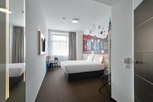 Łóżko lub łóżka w pokoju w obiekcie B&B Hotel Poznań Old Town