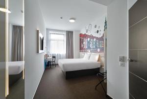 een hotelkamer met een bed en een badkamer bij B&B Hotel Poznań Old Town in Poznań