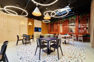 Telewizja i/lub zestaw kina domowego w obiekcie B&B Hotel Poznań Old Town