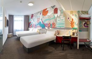Łóżko lub łóżka w pokoju w obiekcie B&B Hotel Poznań Old Town