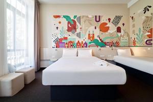 Łóżko lub łóżka w pokoju w obiekcie B&B Hotel Poznań Old Town