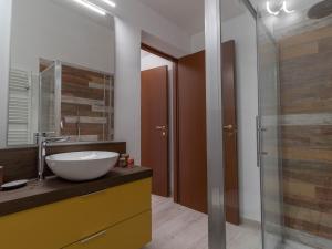 La salle de bains est pourvue d'un lavabo et d'une douche en verre. dans l'établissement Le Montagne - Le Casette di Osvaldo, à Lecco