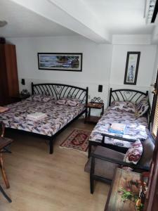 Villa Dudinka في أوخريد: غرفة نوم بسريرين وطاولة