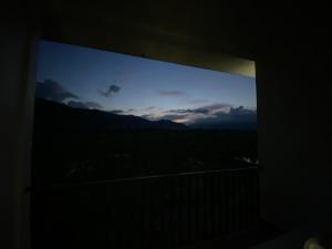 Vista generica sulle montagne o vista sulle montagne dall'interno della stanza in casa privata