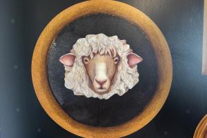 una foto de una cabeza de oveja en un tazón en Le Studio Enchanté - Vue Magique de Montrichard, en Montrichard
