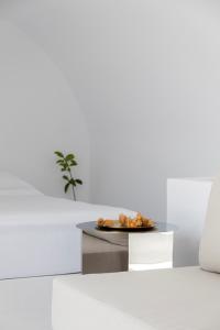 Un pat sau paturi într-o cameră la Neo Suites