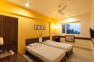 Tempat tidur dalam kamar di Ginger Pune Wakad