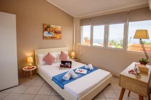 A bed or beds in a room at Endless Blue Sunshine