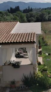 une maison blanche avec une fenêtre et un toit dans l'établissement Casa Cocco, à Sant' Isidoro